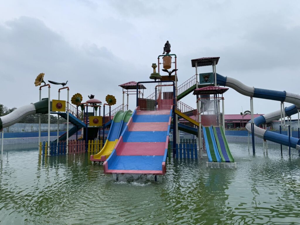 Raimona rish waterpark pool